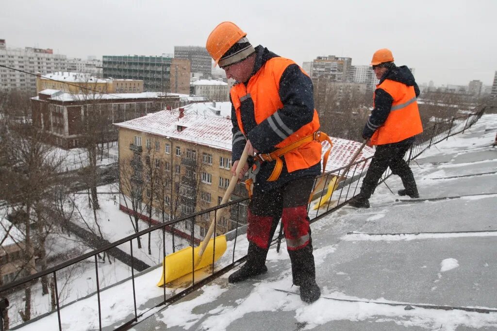 Работа в жилом фонде. Уборка снега с крыш. Подготовка к зиме зданий. Подготовка зданий к зимнему. Подготовка жилых домов к зиме.