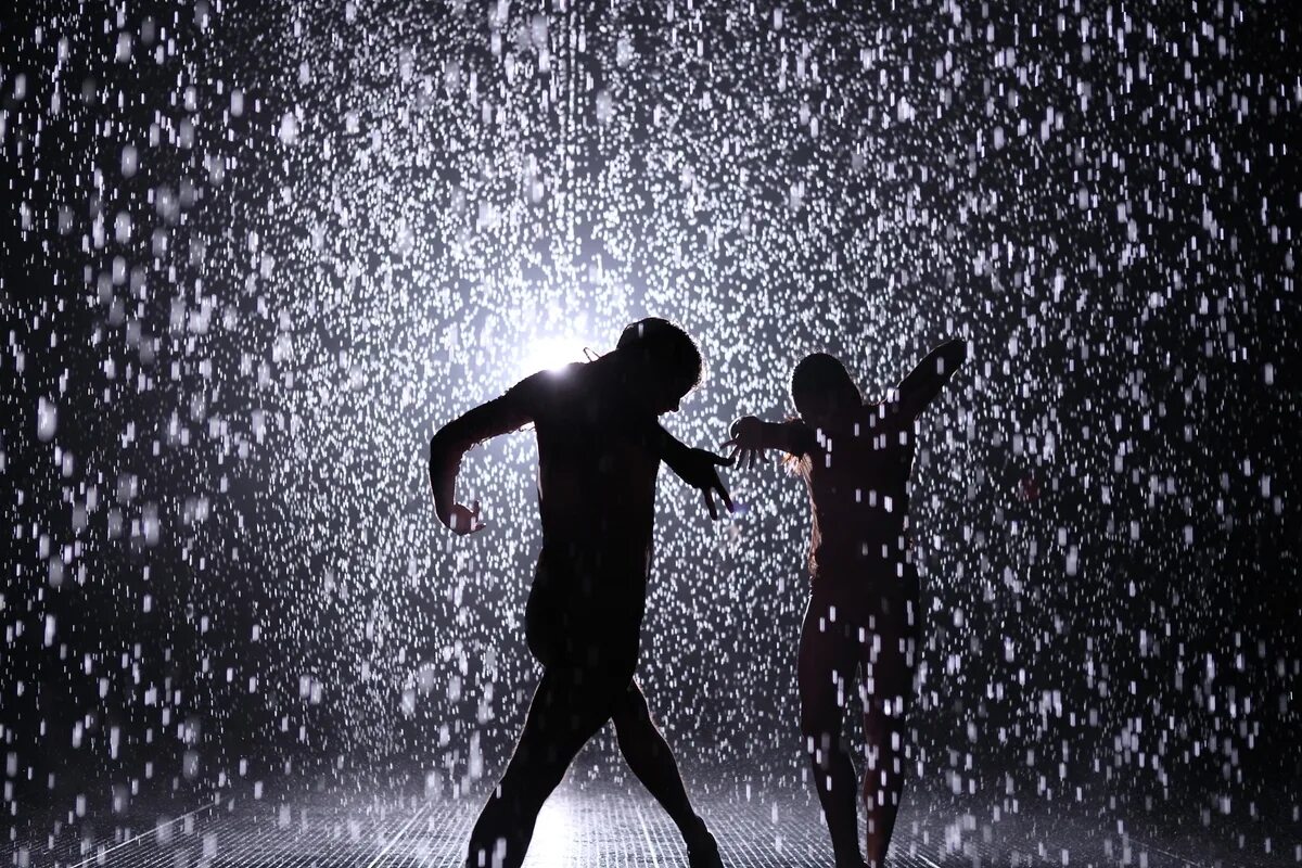 Песни дождь из мужиков. Танец дождя. Танцевать под дождем. Танцы по дождем. Танцующие под дождем.