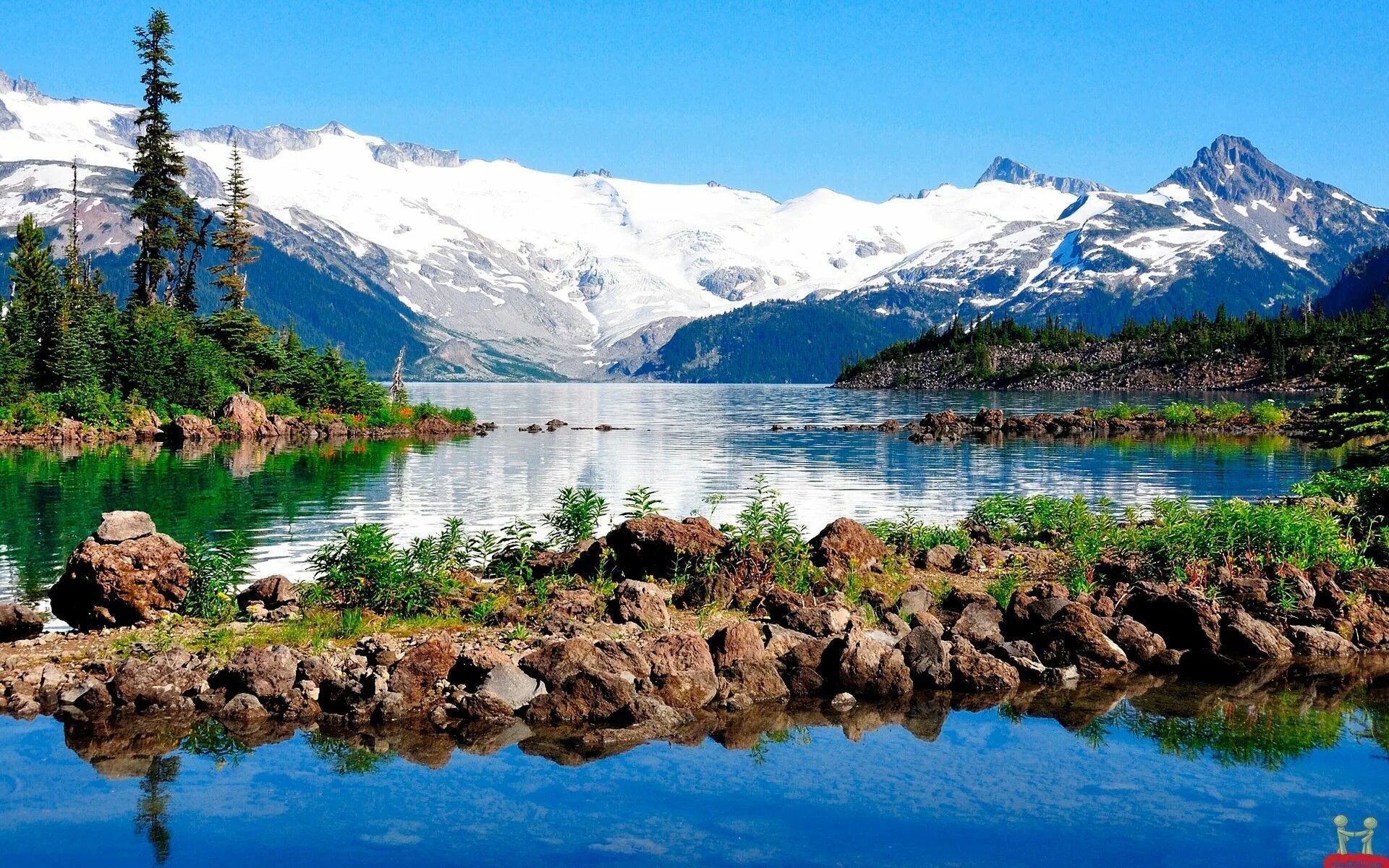 The mountains in are beautiful. Озеро Иссык-Куль Киргизия. Озеро в горах. Горное озеро. Горный пейзаж.