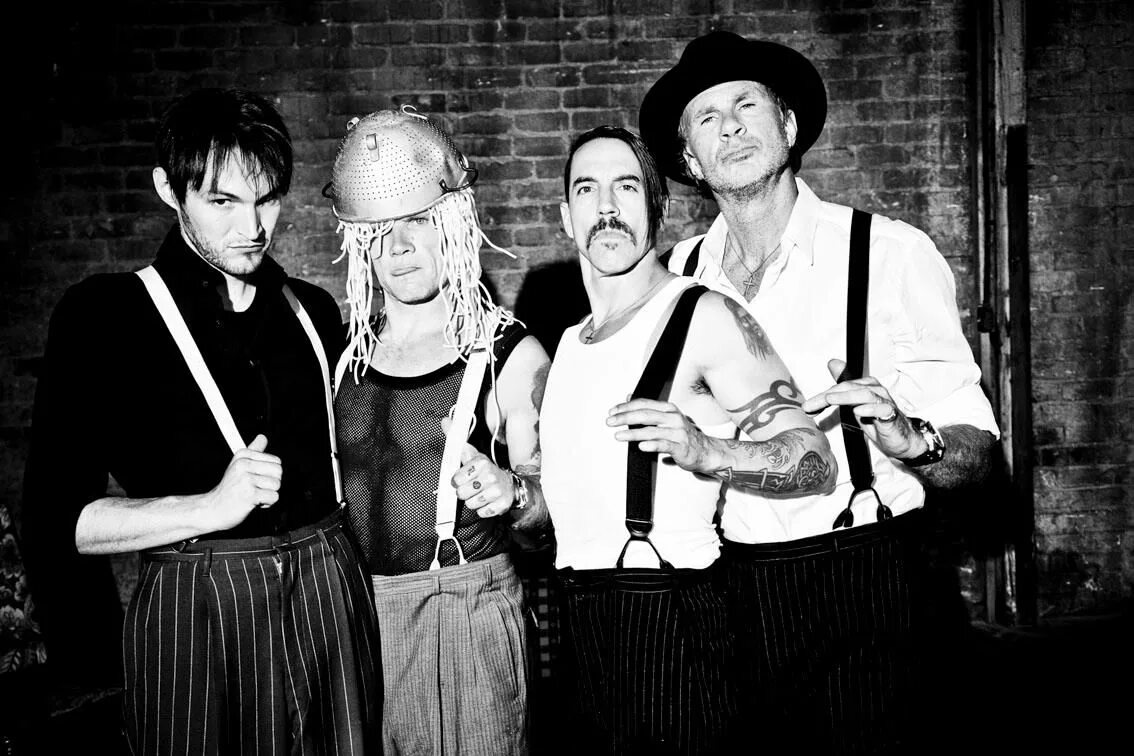 Red hot chili peppers википедия. Группа Red hot Chili Peppers. Группа ред хот Чили Пепперс. Red hot Chili Peppers коллектив. Ред хот Чили пеперс 2000.