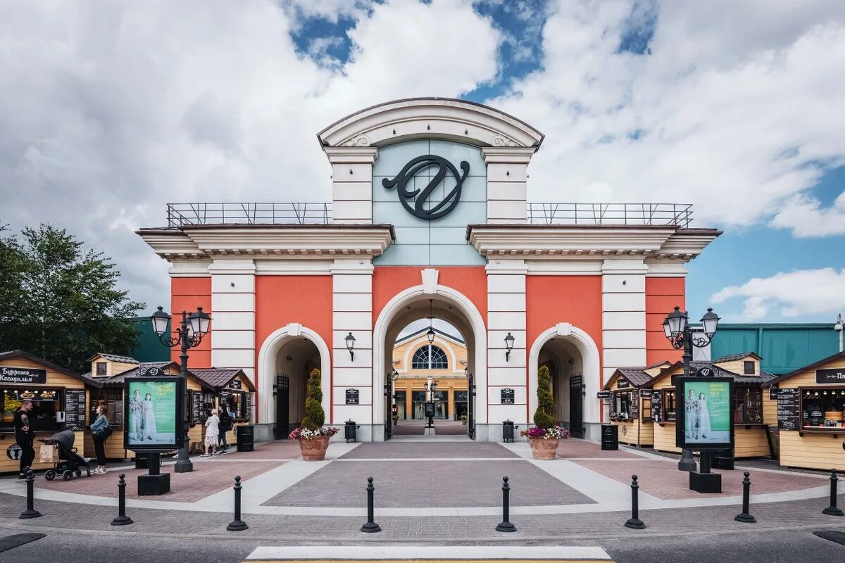 Outlet петербург. Пулково Виладж. Аутлет Вилладж Санкт-Петербург. Outlet Пулково. Пулковский аутлет.