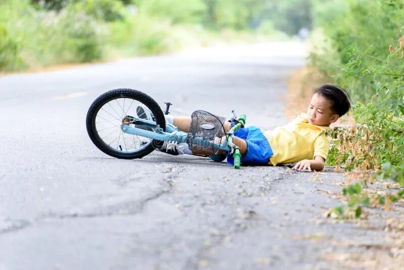 Fall off the bike. Мальчик упал с велосипеда. Мальчик упал с велочэсипеоа. Мальчик упал с велосипеда картинка. Ребенок упал с велосипеда.