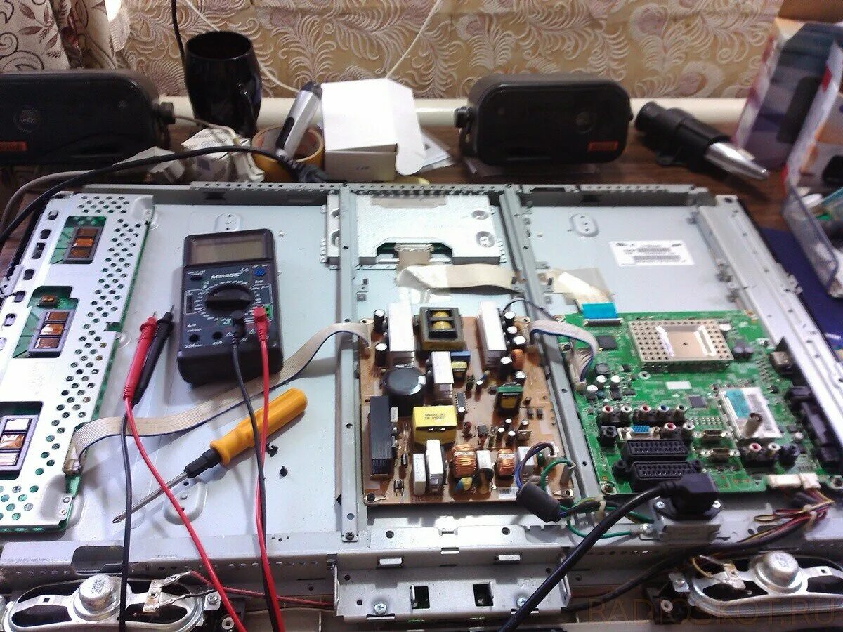 Сервис самсунг ремонт телевизоров. Починить телевизор. Ремонтирует телевизор. Телевизор в разборе. Сборка жк телевизора.