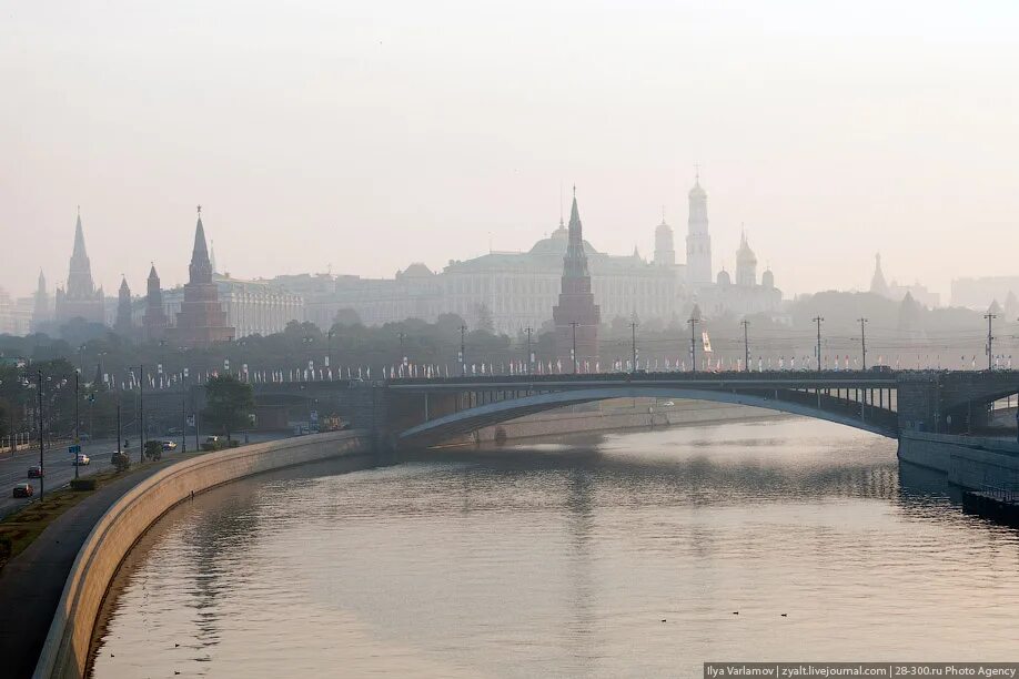 Смог в Москве. Московское утро. Смог в Москве набережная. Москва серая тема. Москва была атакована