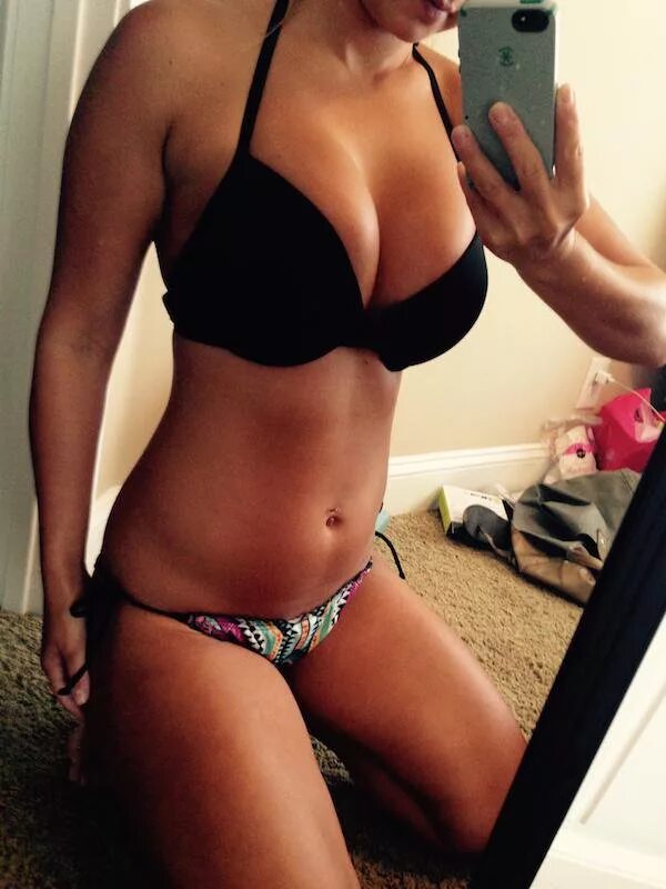 Селфи в красивом платье. Галина дубененко селфи. Селфи полненькая в юалье. Селфи женщины без лица. Красивые ноги девушек в постели.