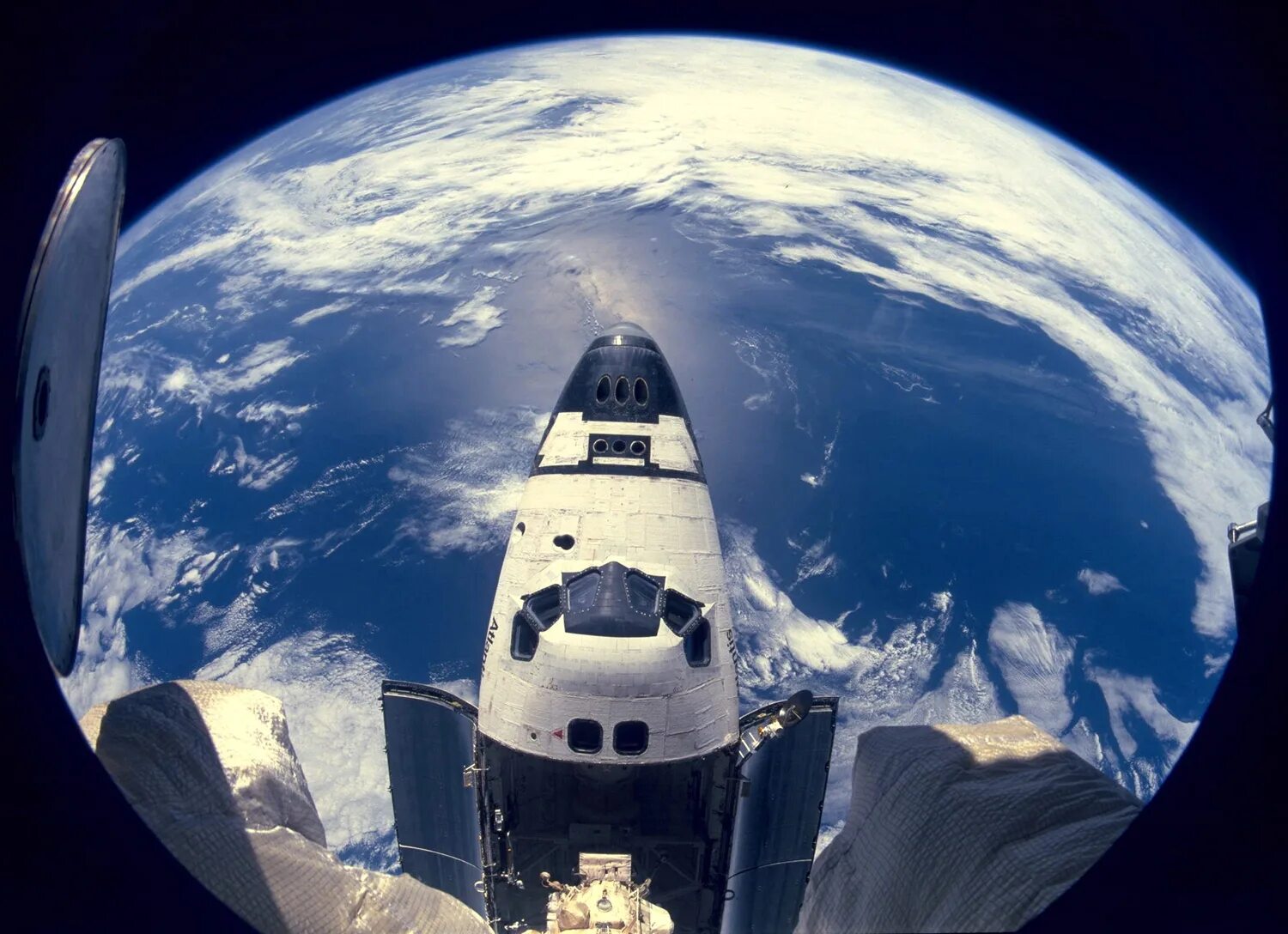 Земля в иллюминаторе картинки. Космический корабль Атлантис. Виды космических кораблей. Вид из иллюминатора космического корабля. Земля в иллюминаторе.