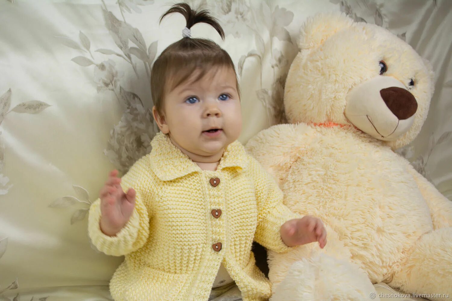 Детские вязаные комбинезончики. Вязаное платье для девочки. Детские вязаные комбинезоны. Детские вязанные комбинезоны. Вязаный комбинезон для малыша.