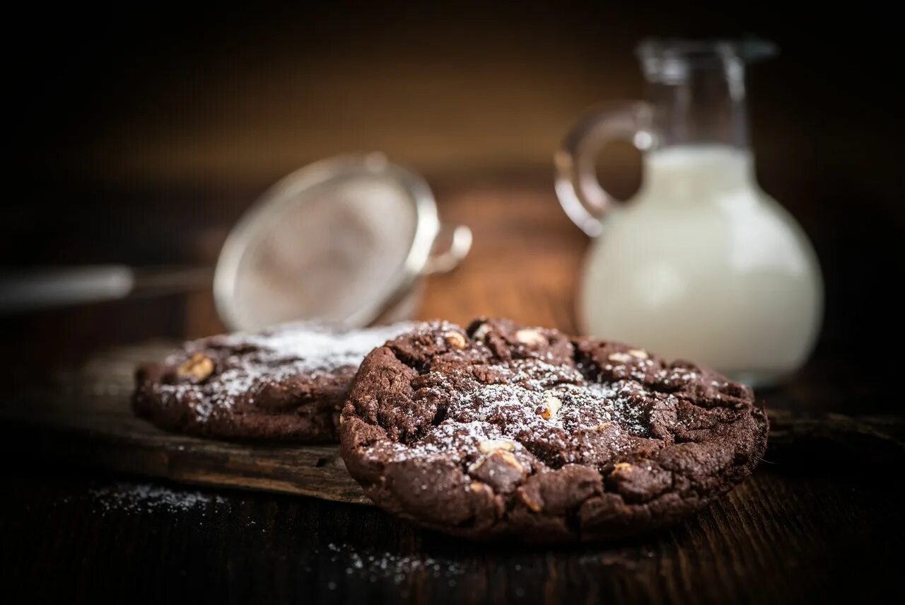 Печеное при сахарном диабете. Шоколадное печенье. Печенье с шоколадом. Шоколадное печенье фото. Молоко и шоколадное печенье.