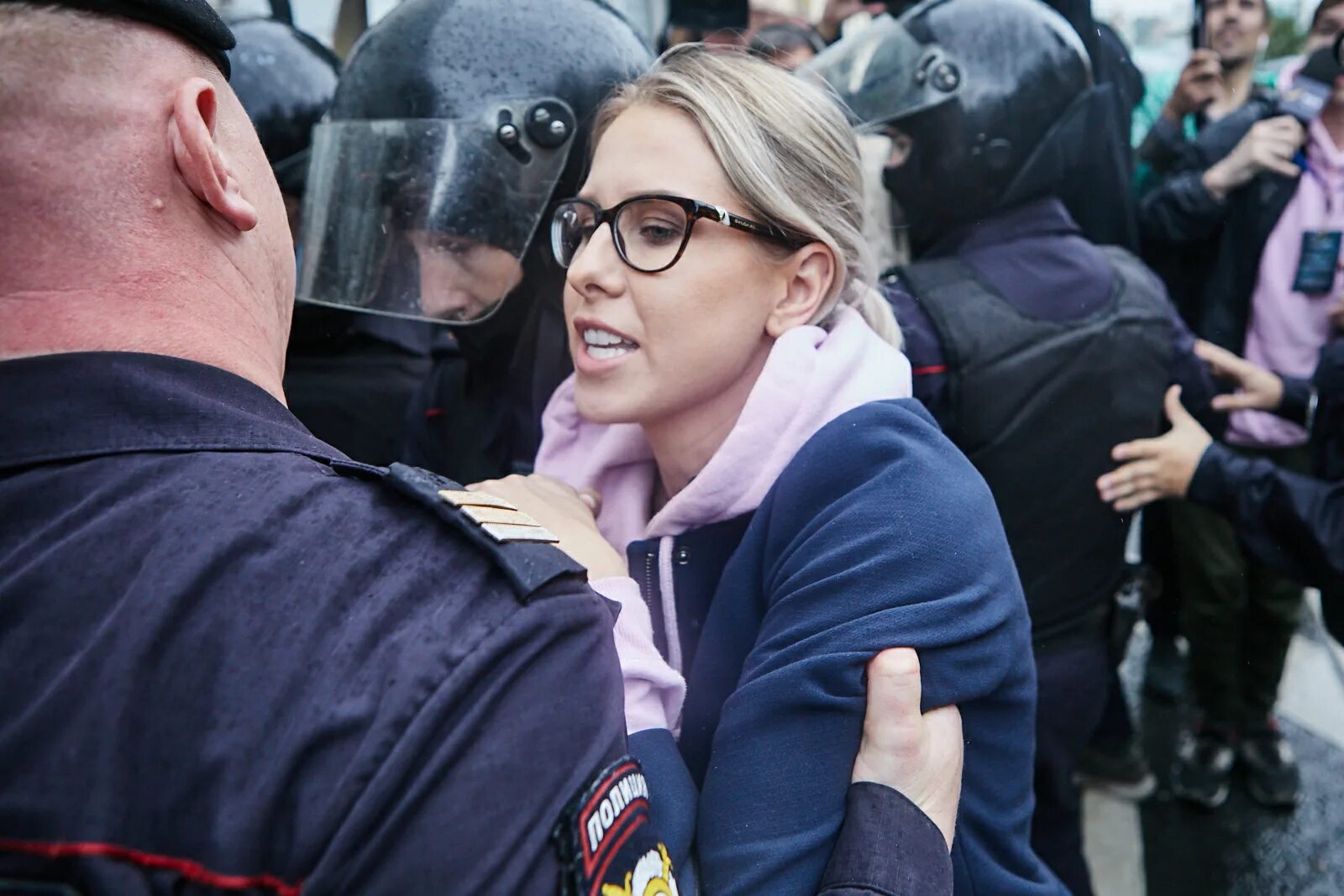 Полицейский стучится в дверь. Участковый инспектор милиции беларуси. Фото беснуется полиция в россии. Финский полицейский рыжий. Запись полиция голос.