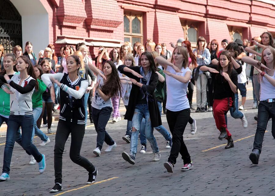 Молодежный брянск. Танцы молодежи на улице. Флэшмоб. Молодежь на улицах Москвы. Танцевальный флешбомна улице.
