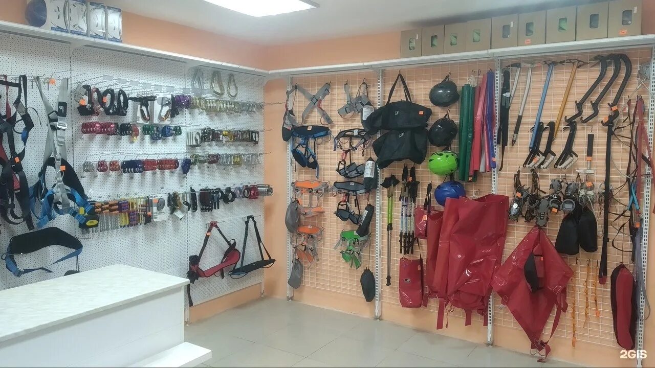 Спортивные товары и товары для активного отдыха. Выкладка спортивного магазина. Спорт и туризм магазин. Магазины спортивного туризма. Магазин спортивного инвентаря.