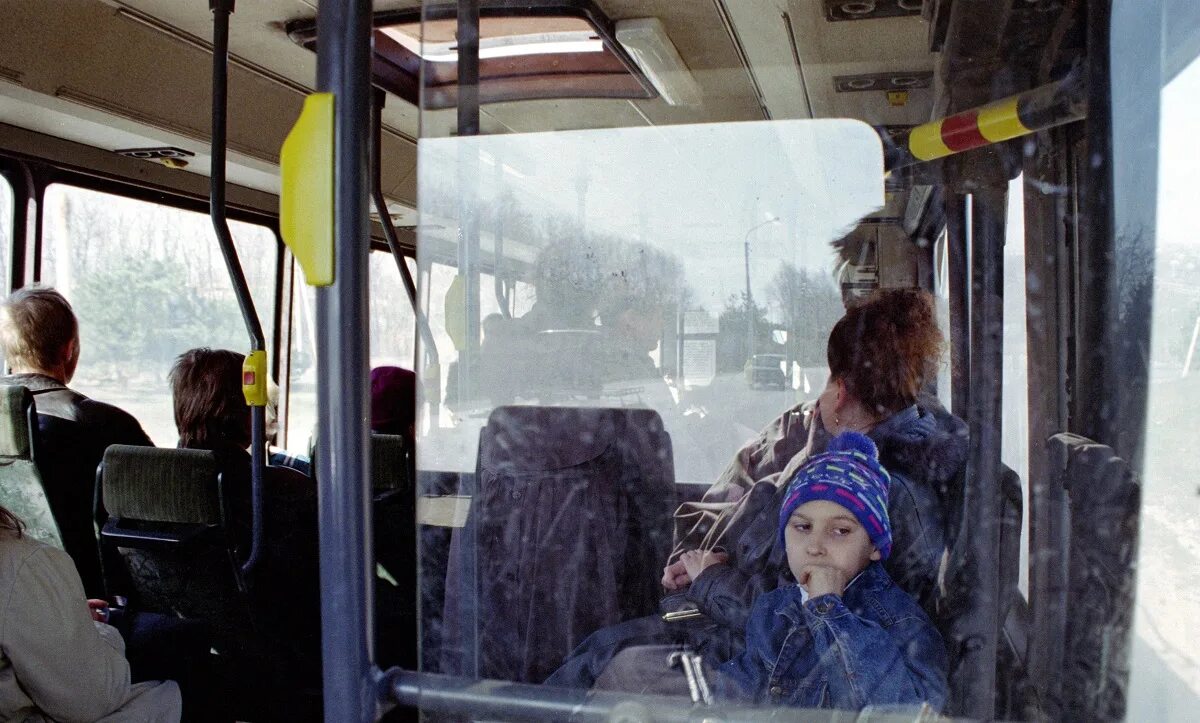 Каждое утро автобус. Вид из автобуса. Из окна автобуса. Окно маршрутки. Пассажиры в автобусе.