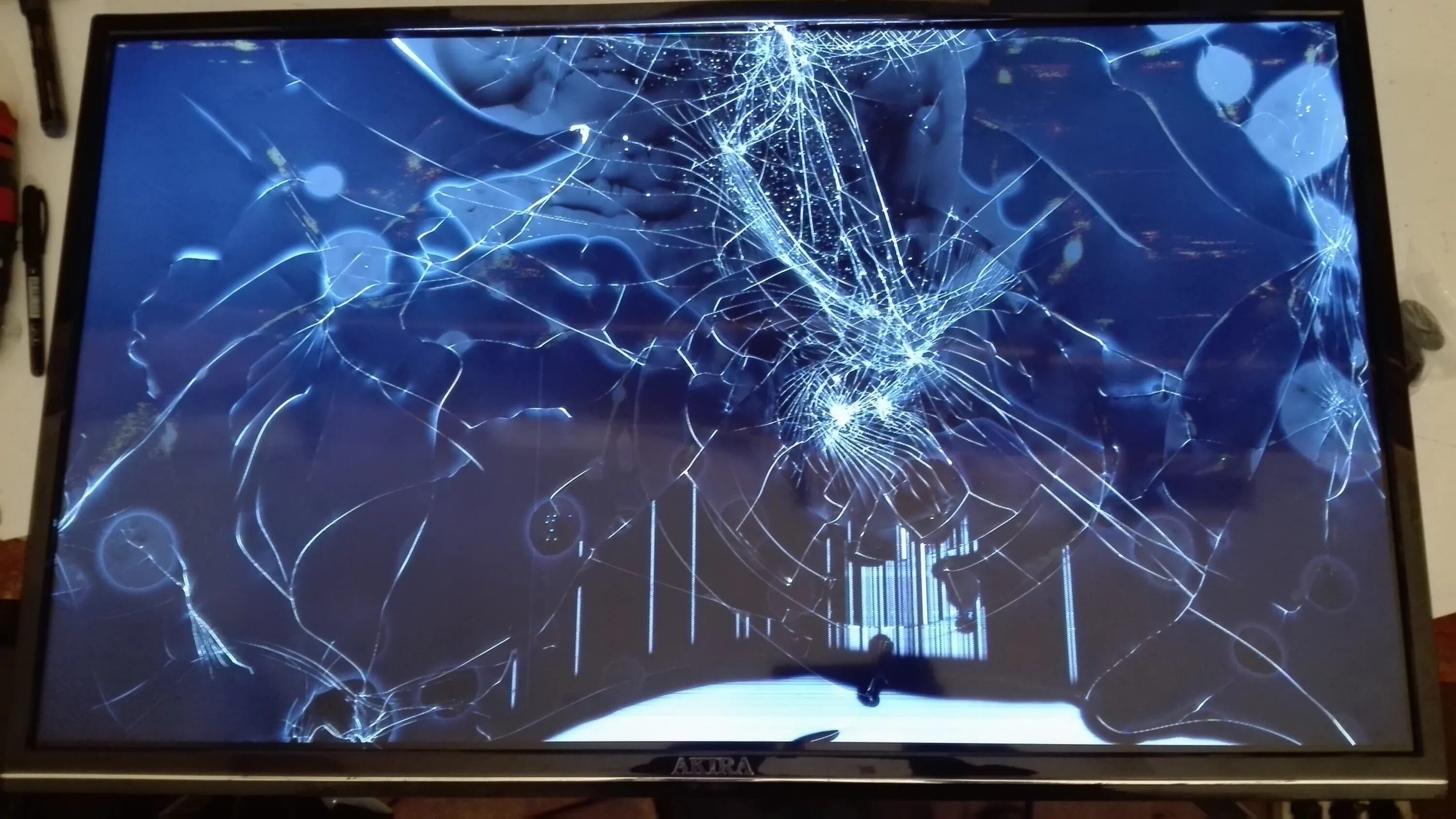 разбитый экран плазмы. разбитый монитор самсунг с24. телевизор супра 40 разбит экран. молоток в телевизоре. разбитый канал.