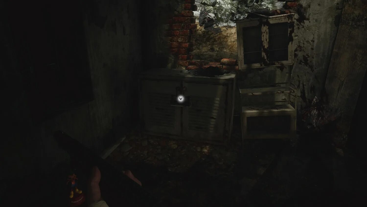 Resident evil 2 сейф в комнате. Resident evil village сейф. резидент ивел вилладж кодовый замок мастерская. resident evil village код от замка. resident evil 8 village код от двери.