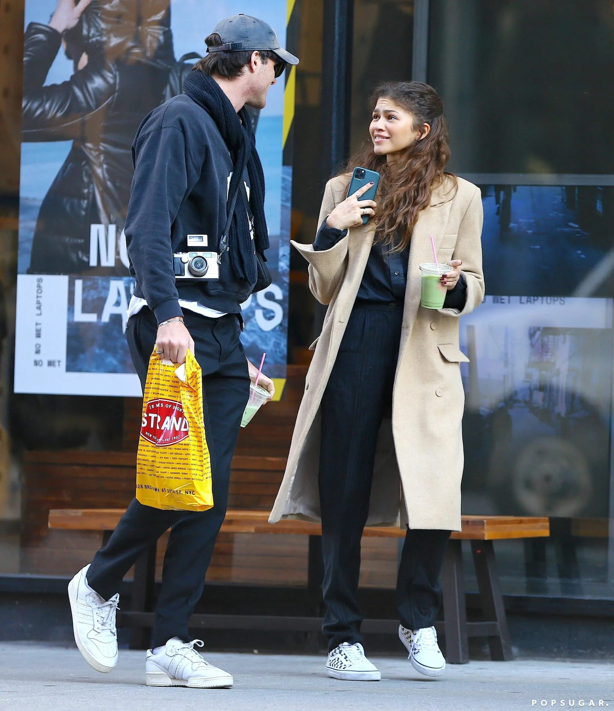 Зендая целуется с двумя парнями. Jacob elordi and zendaya. зендая и джейкоб. джейкоб элорди и зендая 2025. тимоти шаламе и зендая.