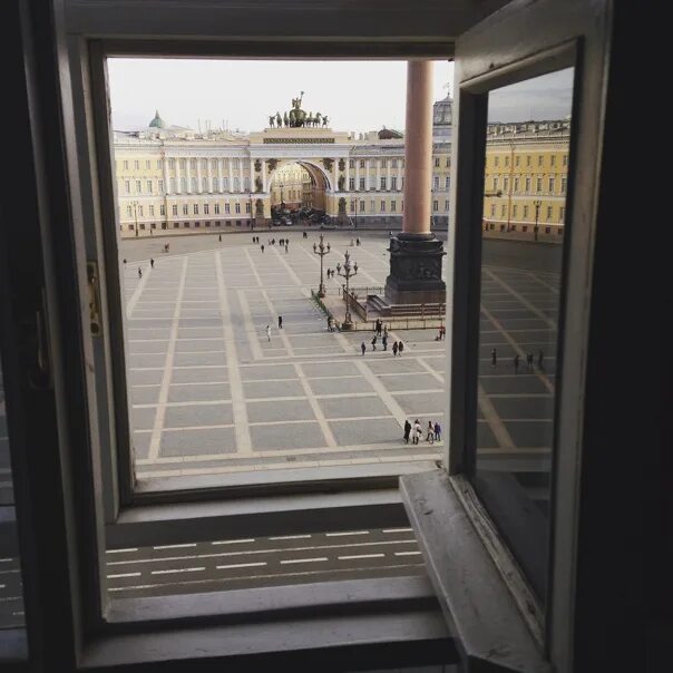 Дворцовая площадь окна. Вид из окна на Дворцовую площадь. Вид из дворцового окна. Обшарпанное окно на Дворцовую площадь. Приезжая в петербург меня восхищает архитектура