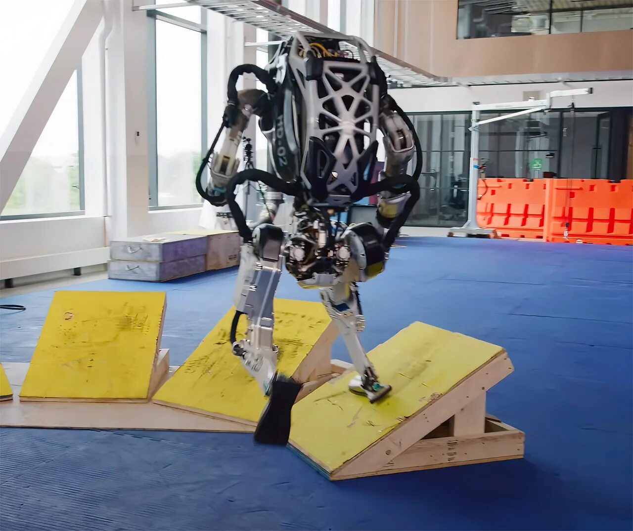 Boston dynamics роботы. Робот atlas boston dynamics 2025. атлас boston dynamics. атлас робот boston dynamics. бостон дайнемикс робот и человек.