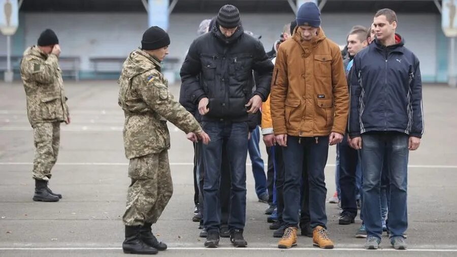 На украине ловят. Поймали уклонистов Украина. Военкомы на Украине ловят молодых ребят на улице видео.