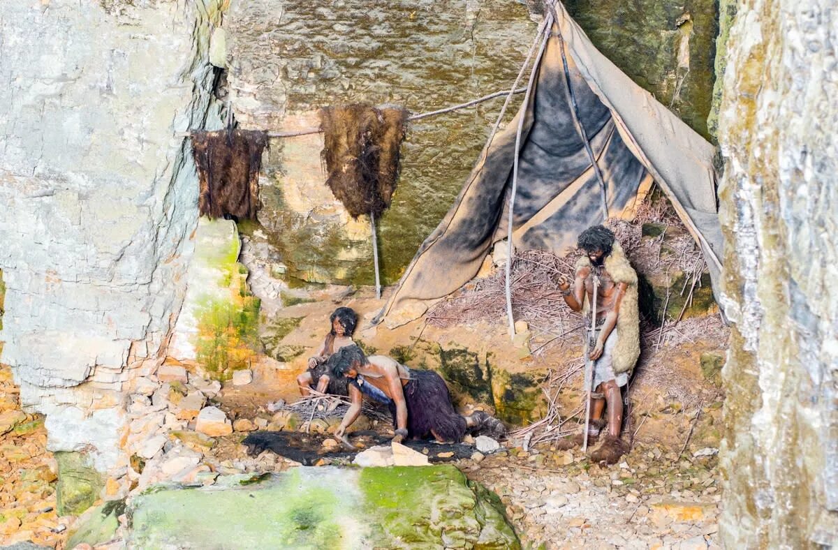 Грот череп каменномостский. Огромная пещера в китае. Грот древнего человека. Музей стоянка древнего человека адыгея. Пещера первобытного человека.