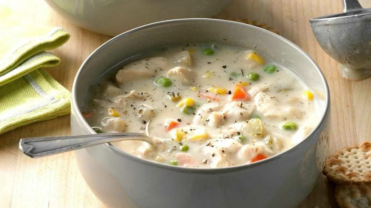 Первые блюда на каждый рецепты простые. Суп необычный и вкусный. Сливочный куриный суп. Сливочный суп с курицей. Суп деликатесный с курицей.