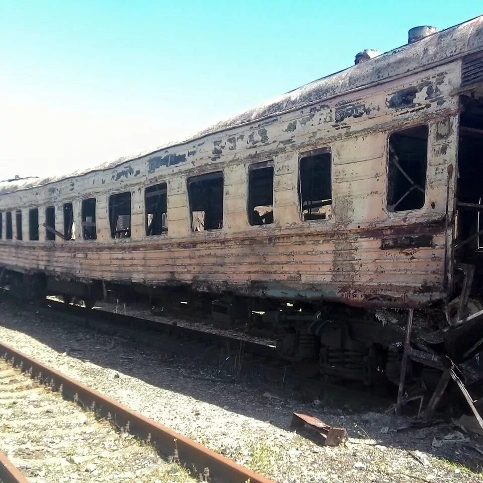 Разбомбили поезд на украине. Макеевка поезда. Железнодорожные пути в донецке днр. Жд днр. Поезд под донецком.