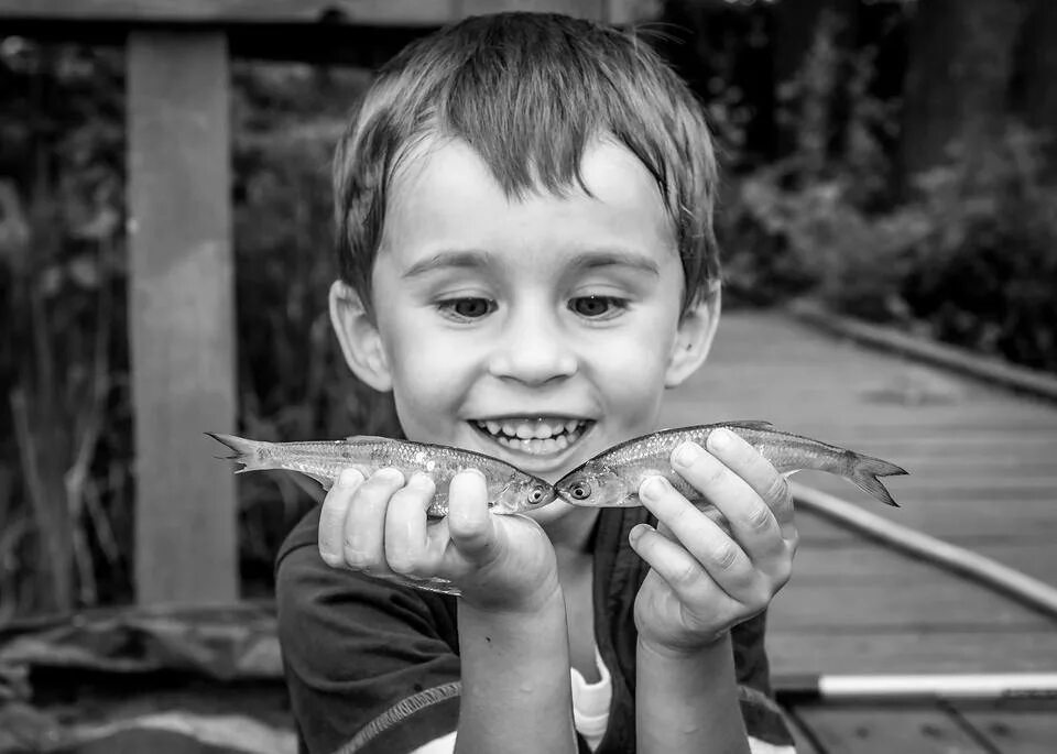 Мальчик с рыбой. Пацан с рыбой. Мальчик с рыбкой. Мальчишка рыба. Ребенок рыбы мальчик