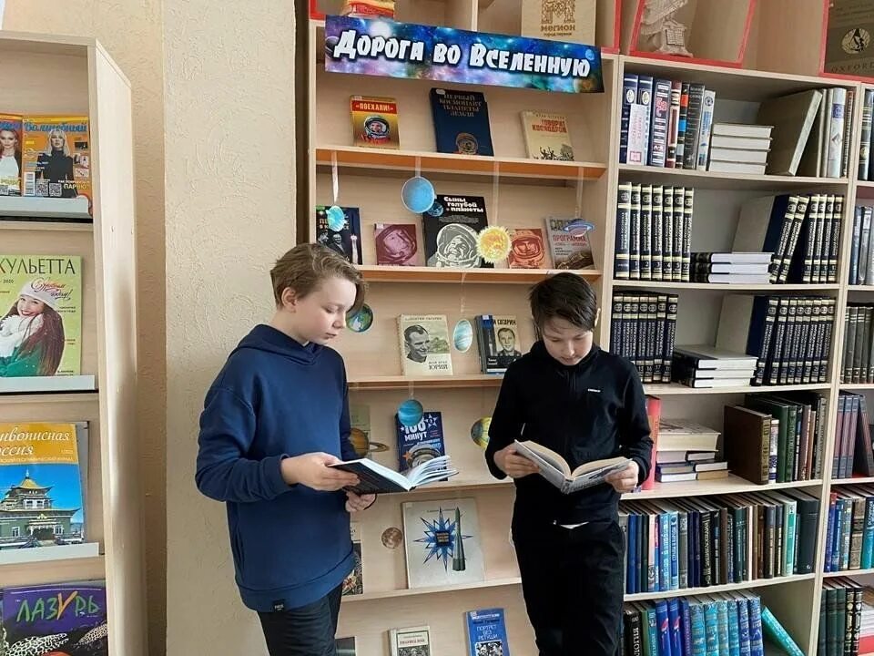 Выставки в библиотеке. Книжная выставка о космонавтике. Выставка ко Дню космонавтики в библиотеке. Книжные выставки в библиотеке.