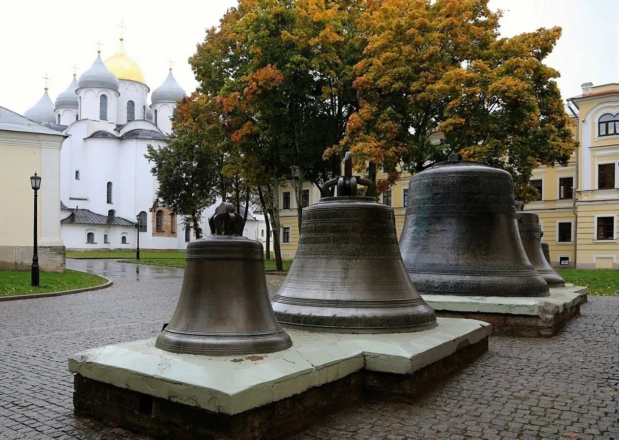 Достопримечательности новгорода за 1 день. Великий Новгород достопримечательнос. Великий Новгород достромичательности. Великий Новгород достопримечательности колокол. Колокол Великий Новгород Кремль.