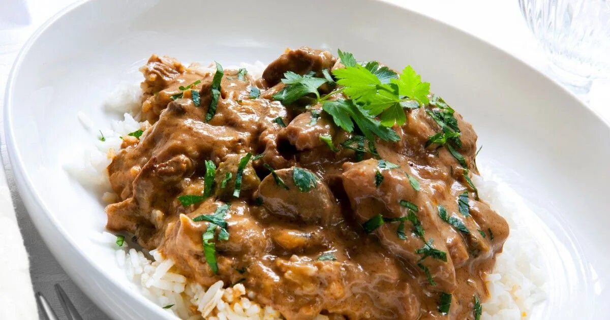 Бефстроганов из куриной печени рецепт. Бефстроганов из говядины с рисом. бефстроганов с рисом. печень говяжья бефстроганов. печень говяжья бифстроганы.