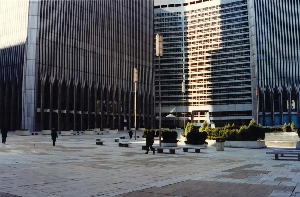 World trade center plaza. Wtc plaza 9/11. World trade center plaza. World trade center plaza. Марриотт всемирный торговый центр 2001.