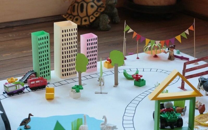 Макет улицы для детского сада. Макет города своими руками. Макет детской площадки. Макет города для детского сада. Макет города для детского сада.
