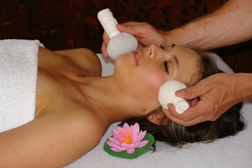 спа массаж. травяной массаж. травяной массаж. травяные мешочки спа. массаж мешочками пинда.