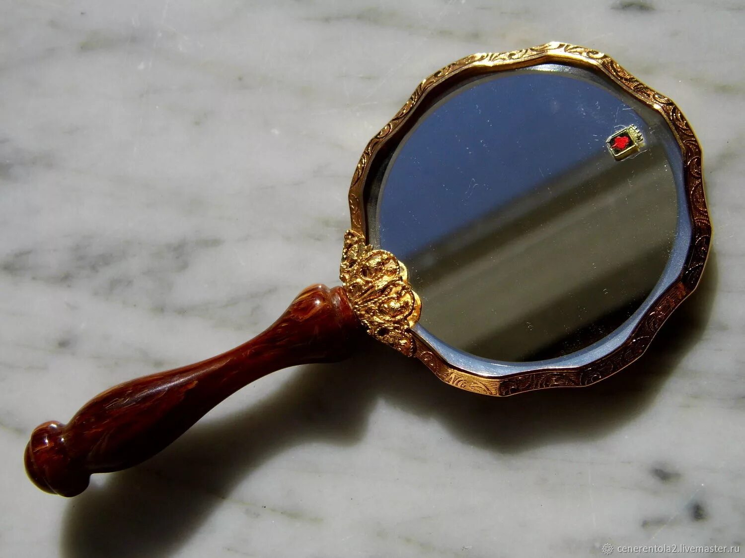 Винтаж: ручное зеркальце из коричневого бакелита. Зеркало ручное. Старинное ручное зеркало. Старинное зеркальце.