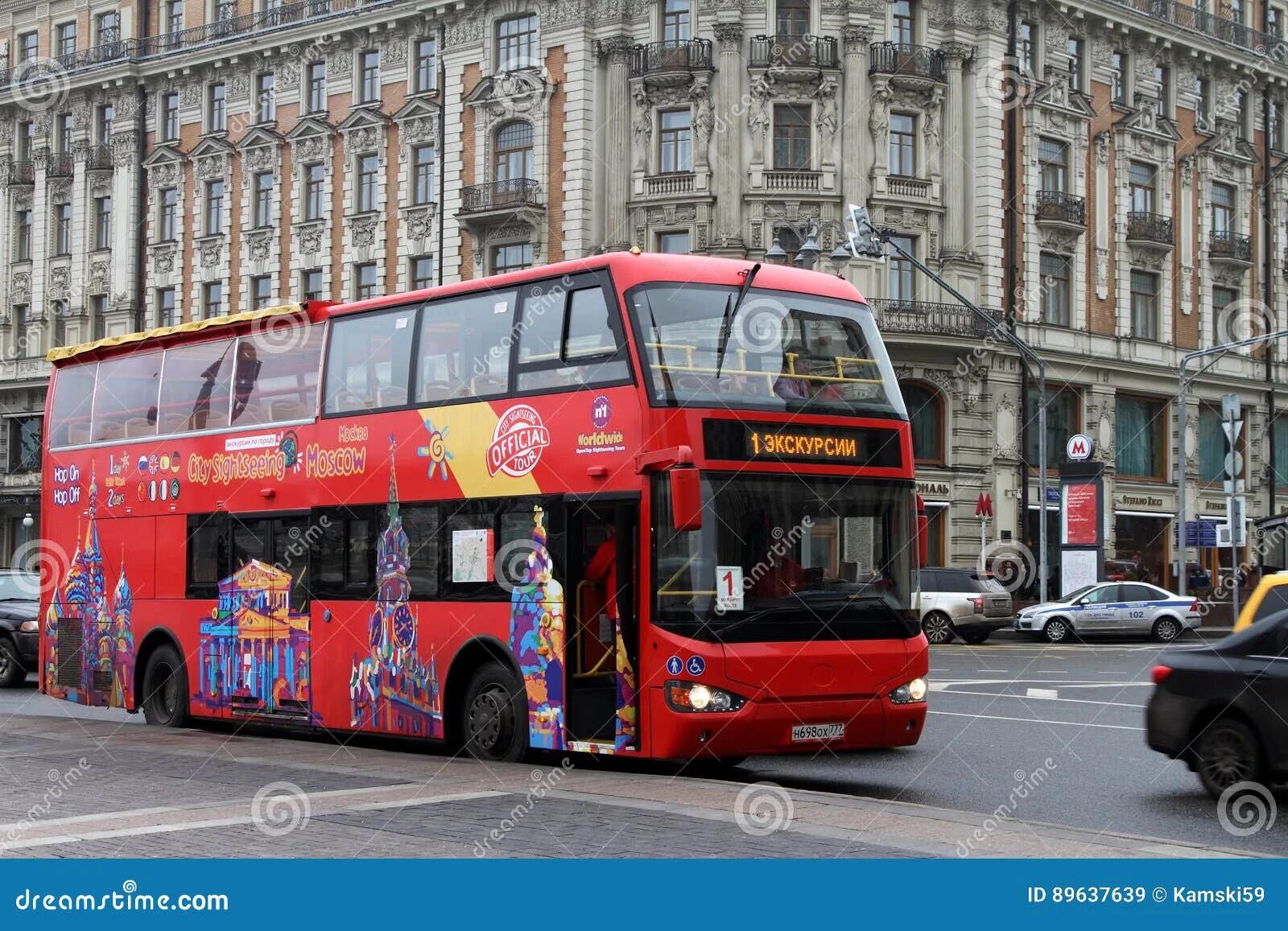 Красный экскурсионный автобус в Москве. Красный двухэтажный автобус в Москве. Туристический автобус в Москве двухэтажный красный. Двухэтажный автобус в Москве экскурсия. Автобусные экскурсии по москве от красной