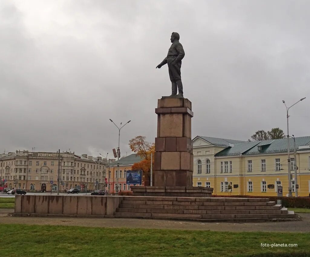 Памятник где на площади. Памятник Кирова Петрозаводск. Памятник с м Кирову Петрозаводск. Памятник на площади Кирова Петрозаводск. Памятник Кирову УРФУ.