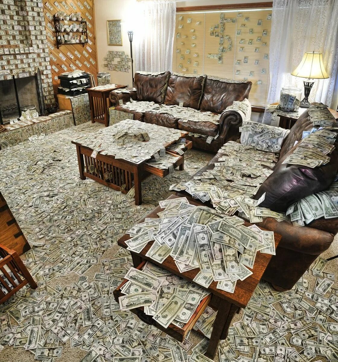 Комната с деньгами. Вся комната в деньгах. Деньги дома. Квартира деньги.