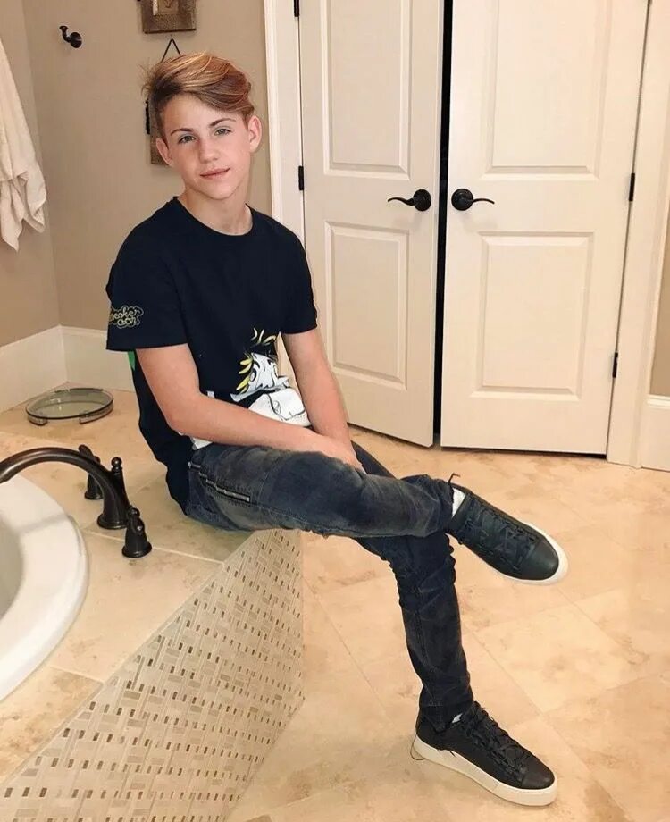 Cute boy tg. Несовершеннолетний мальчик. Средневековый сетакон. Мальчик wanking. Gaykids мальчика филиппины.