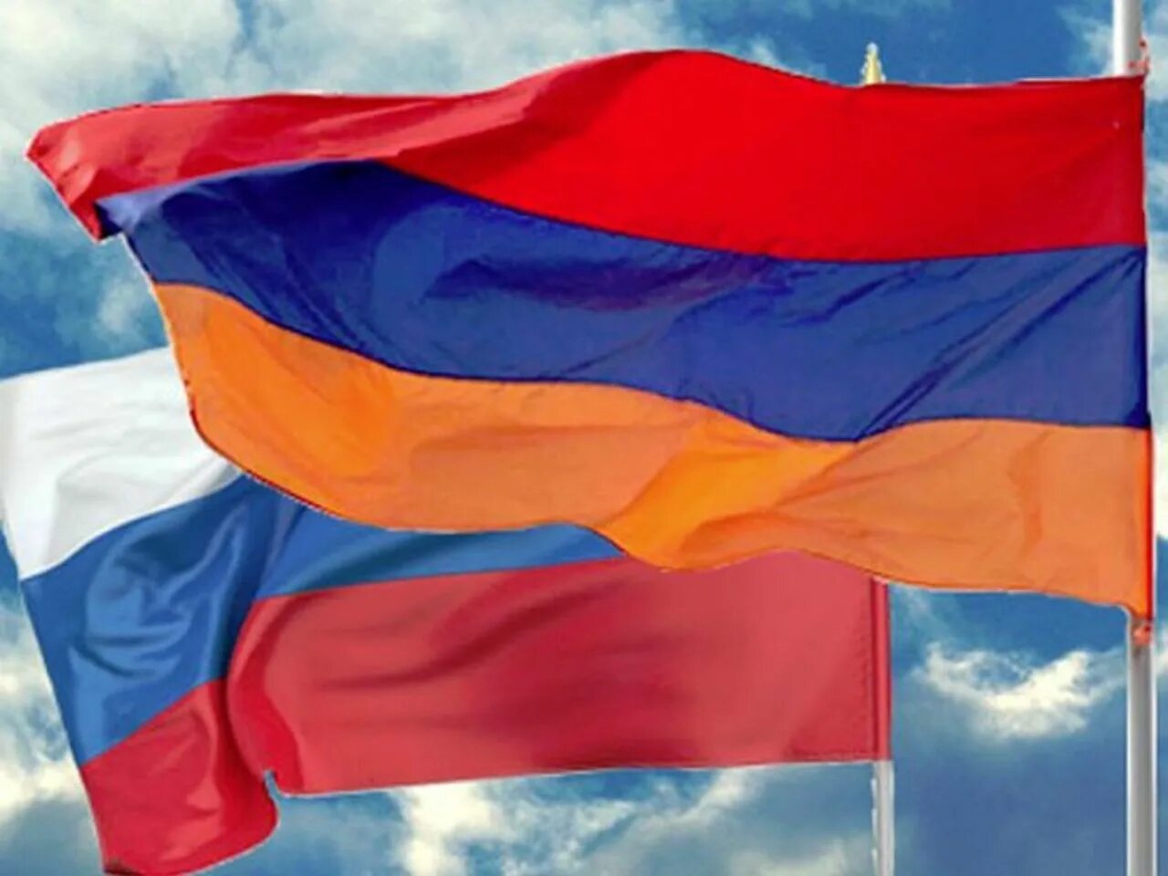 Армянский и российский флаг. Российско армянская дружба. Армянский флаг и русский флаг. Армянский и российский флаг. Российско армянская дружба.