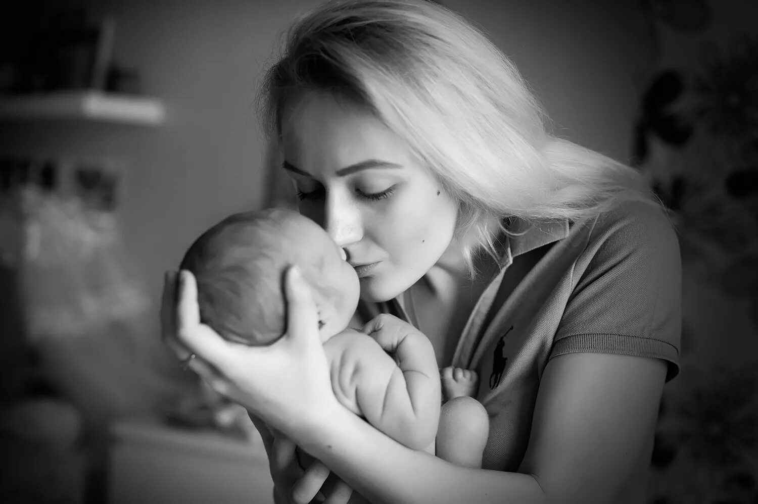 Белые мамаши. Белая мама документальный фильм. Отец белый мать черная дети. Женщина с ребенком на руках. Мама обнимает сына.