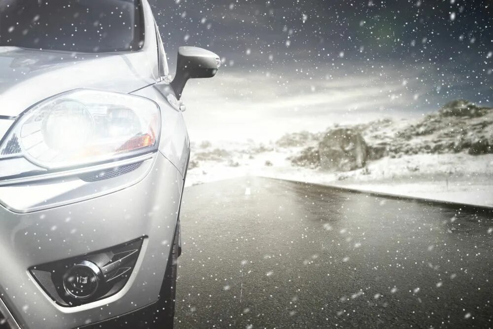 Серый сток. Автомобиль зимой. Чистая машина зимой. Машина скорость зима. Машина на зимней дороге для рекламы.