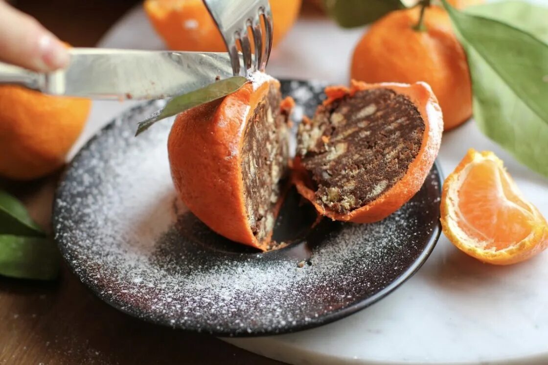 Полуочищенный мандарин. Современный натюрморт с мандаринами. Шкурка от мандарина. Мандариновый праздник для детей. Кора апельсина.