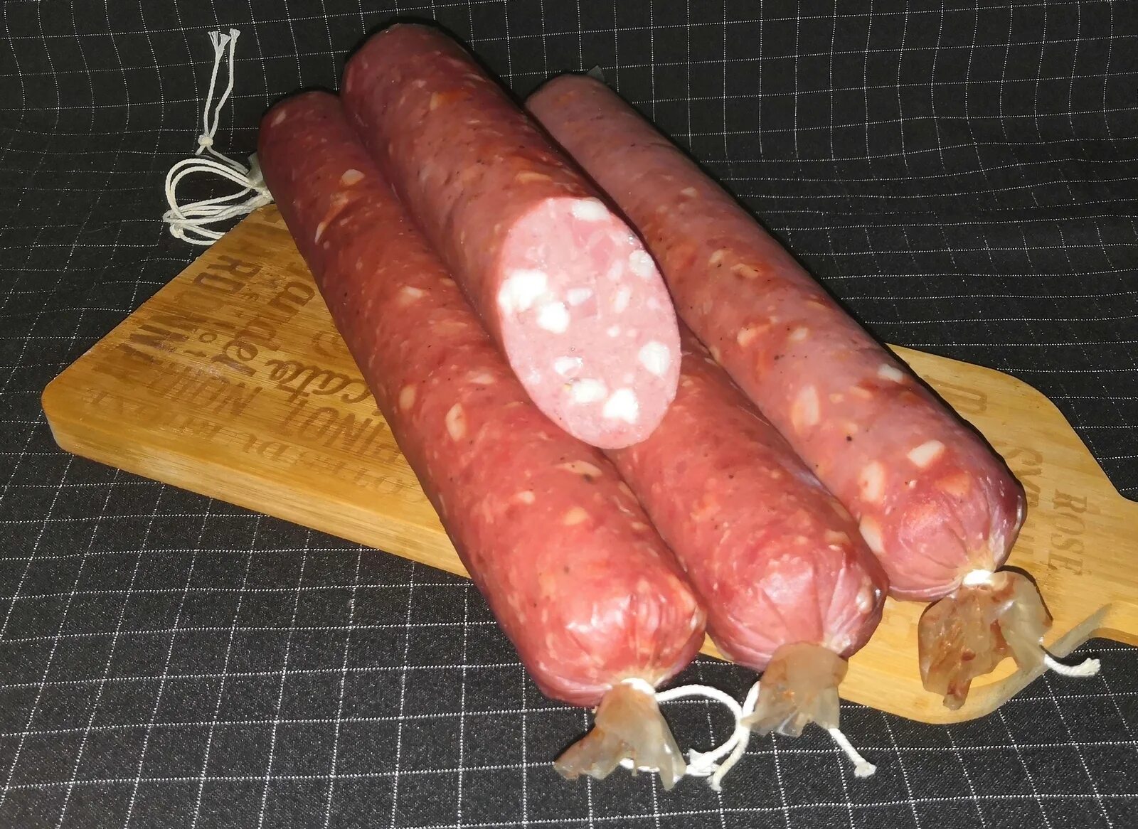 Колбаса первый сорт. Советская колбаса. колбаса полукопченая. советские колбасные изделия.