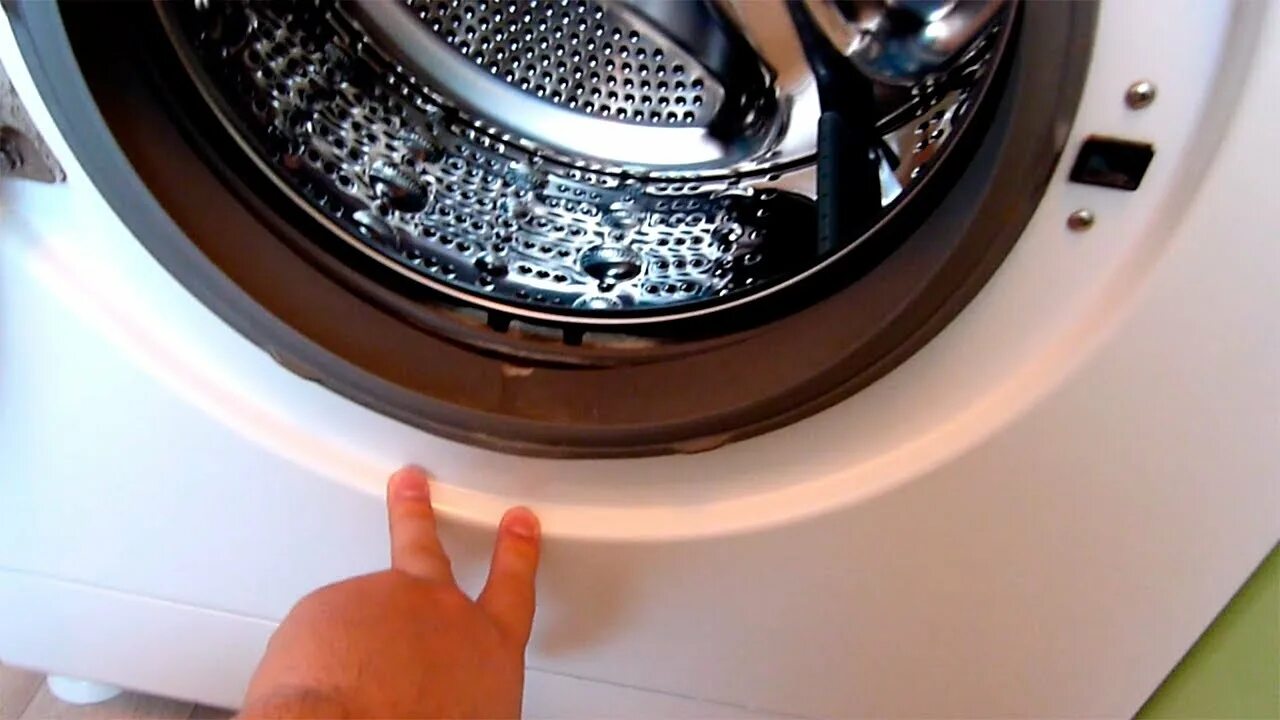 Почему стиральная машина течет снизу. Течет дверца стиральной машины. Машинка LG течет из под дверцы. Стиральная машина подтекает из дверки. Подтекает стиральная машина Haier.