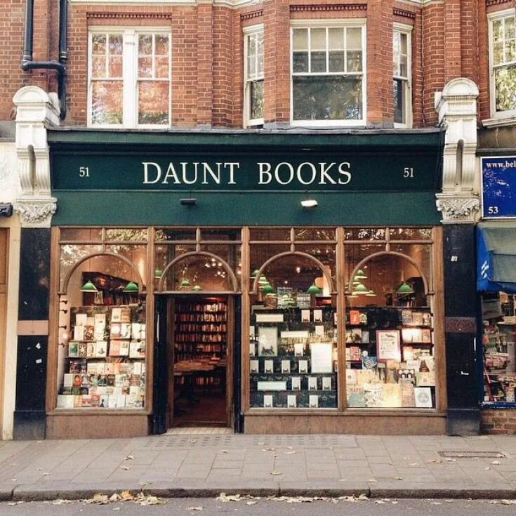 Книжный магазин Daunt books. Магазин в Лондоне Daunt books. «Daunt books Marylebone» Лондон книжный магазин. Книжный магазин в Англии. Витрина на английском