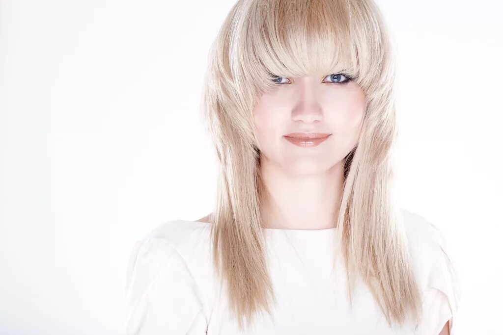 пргресивнная формы стрижки. ассиметричные стрижки на средние волосы. прогрессивная форма стрижки. стрижка прогрессия на средние волосы. прогрессивная форма стрижки на длинные волосы.