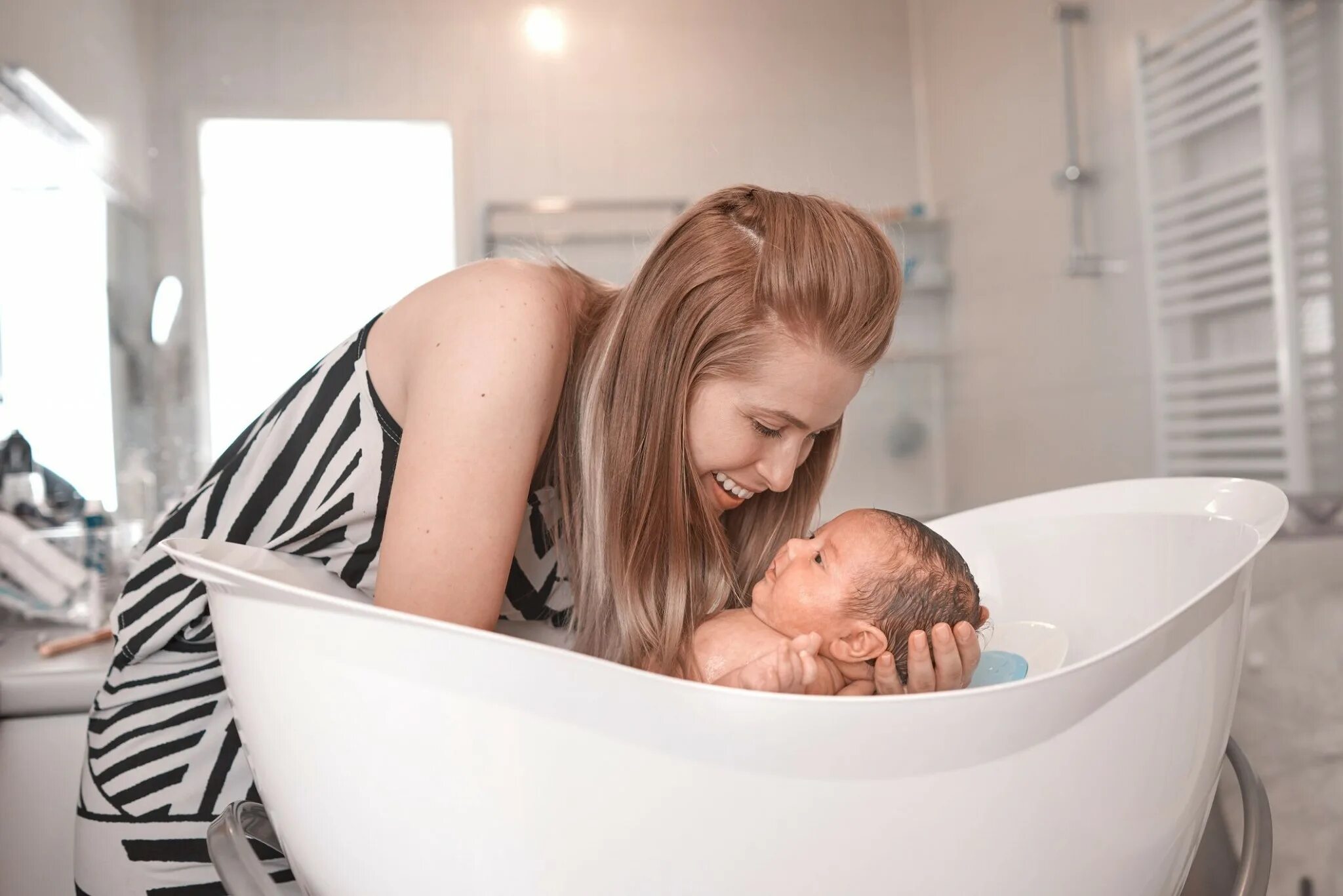 Мама и малыш в ванной. Мама с малышом в ванне. Мать и ребенок в ванной. Мама купает ребенка в ванне. Купание малыша с мамой в ванне
