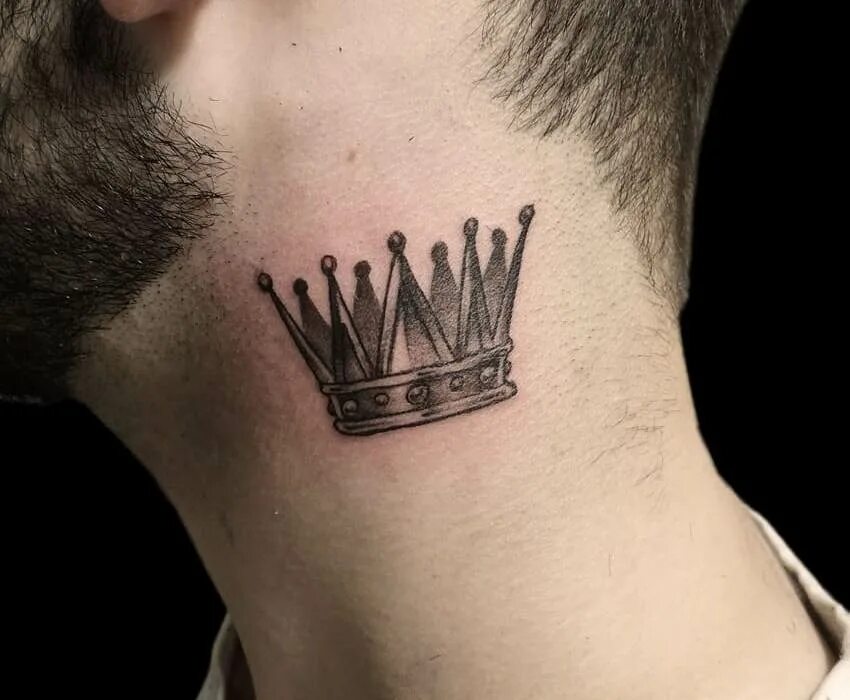 Корона тату мужчин. Тату корона на шее мужские. Тату корона на шее. Маленькие тату для мужчин корона. Тату на шею для мужчин корона.