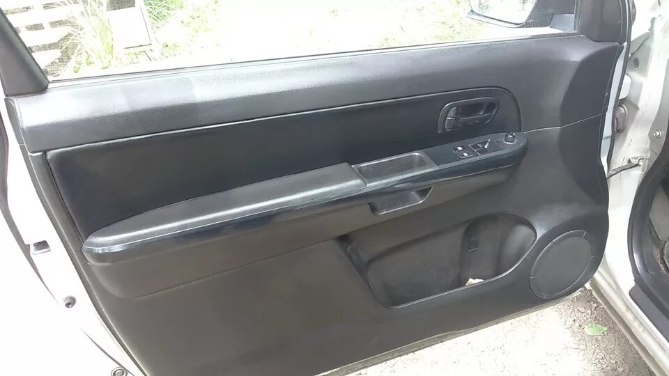 Перетяжка дверных карт suzuki grand vitara 2003. Дверь сузуки сх4 задняя правая а разборе. Дверная карта suzuki grand vitara. Перетяжка дверных карт suzuki grand vitara 2003. Обшивка двери suzuki grand vitara.