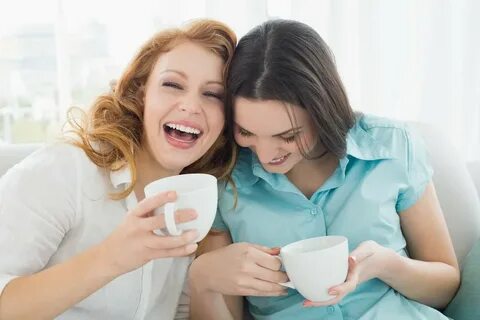 Две девушки пригласят в гости