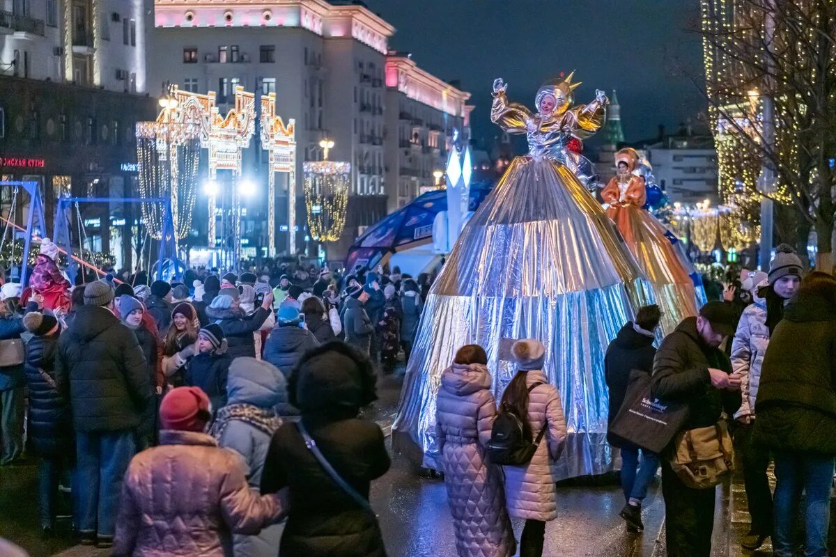 Новогодний праздник на улице. Новогодние гуляния в Москве. Фестиваль путешествие в Рождество. Новый год в Москве.